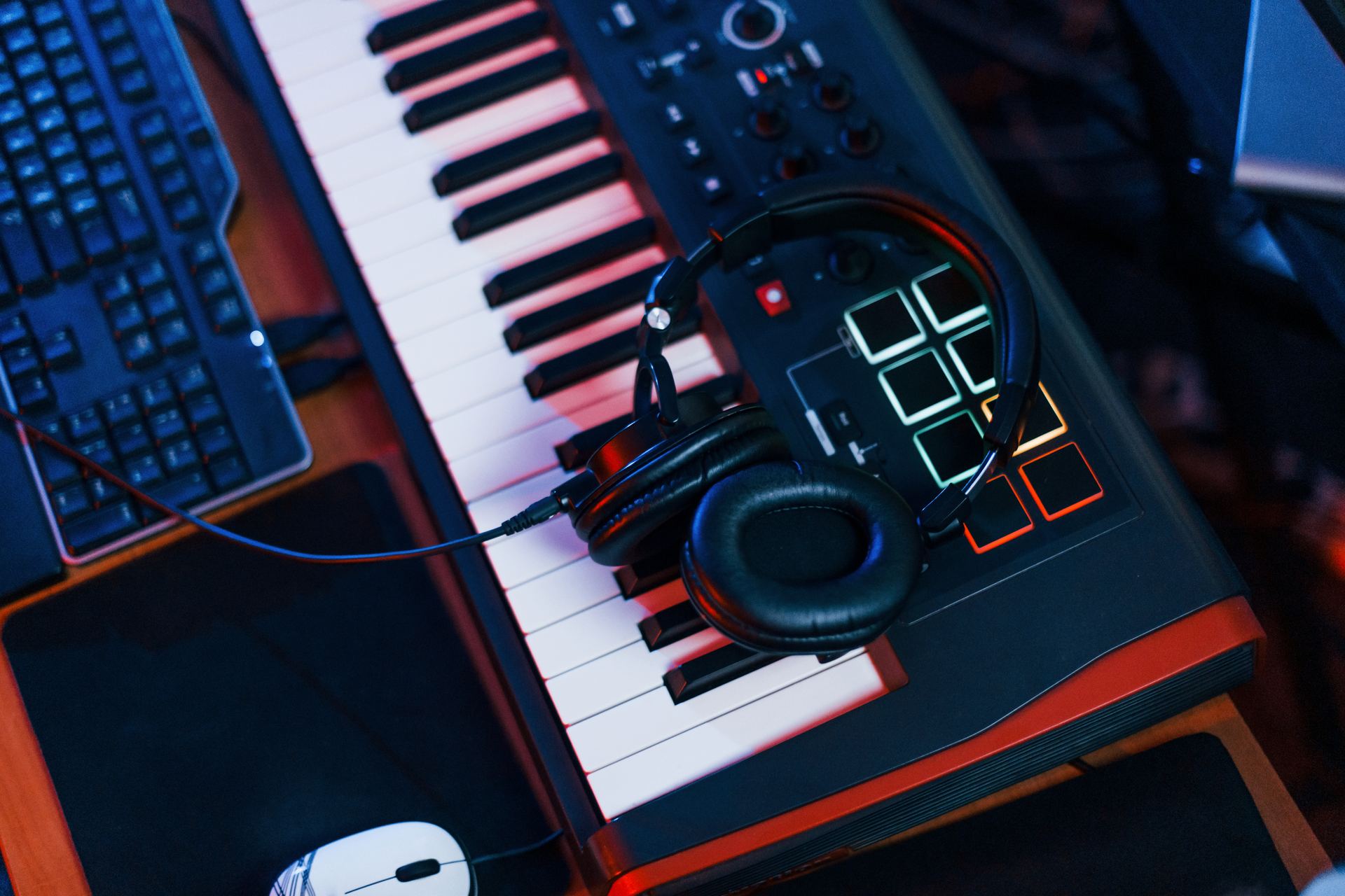 Auriculares y teclado MIDI en el estudio